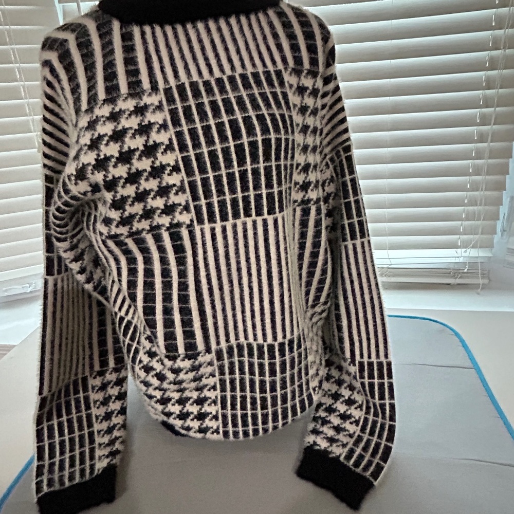 Cyrus Fuzzy Cozy Black White Abstract Sweater M
